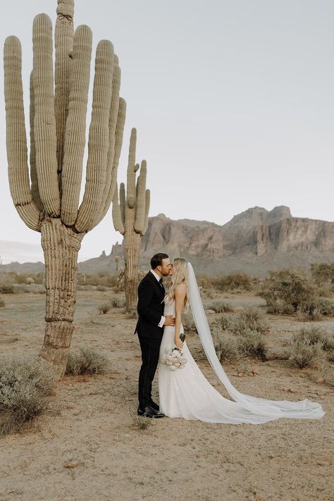 Arizona Mountain Wedding, High Desert Wedding, Arizona Wedding Photography, Winter Desert Wedding, Elegant Desert Wedding, Arizona Themed Wedding, Palm Desert Wedding, Desert Wedding Aesthetic, Sedona Wedding Colors