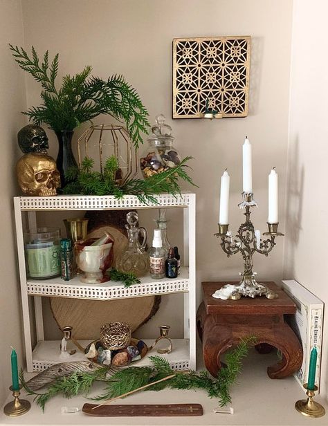 Altar Witchcraft Ideas, Diy Altar Ideas, Setting Up An Altar, Home Altar Witch, Hidden Altar Ideas, Wiccan Altar Inspiration, Small Alter Ideas, Altar Inspiration Witchcraft, Altar Set Up