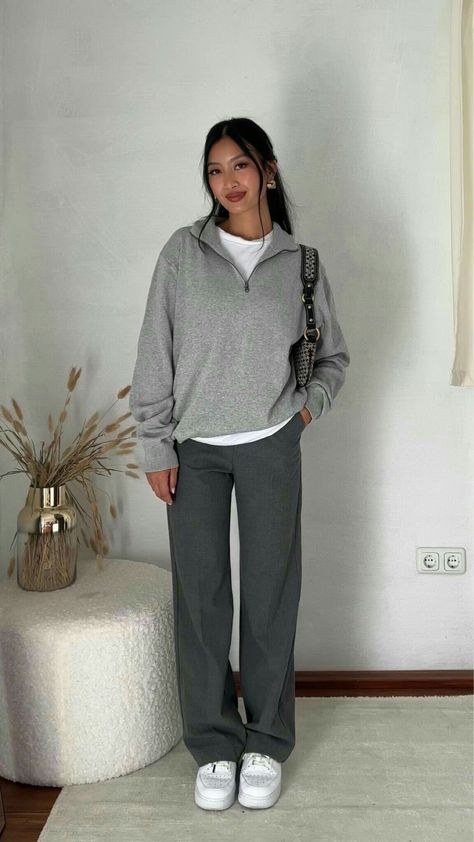 Minimalistic Fall Outfits, Outfit With Striped Sweater, Grey Jeans Winter Outfit, Minimalist Grunge Outfits, Gray Tshirt Outfits, Light Gray Sweater Outfit, Beige Trousers Outfit Winter, Simple Women Outfits, Grey Quarter Zip Outfit