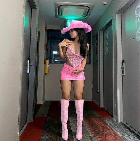 Pink Cowgirl Aesthetic Outfit, Pink Vaquera Outfit, Pink Cowgirl Hat Aesthetic, Cowgirls Halloween Costumes Pink, Pink Cowgirl Aesthetic Halloween Costume, Pink Rave Outfit, Cowgirl Outfits Party, Pink Halloween Costumes, Traje Cowgirl