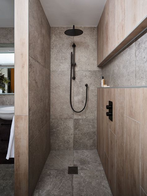 Neutral bathroom large walk in shower and black brassware. Award Winning Bathrooms, Light Floors Dark Walls, Brown Tile Bathroom Ideas Color Palettes, Brown And Gray Bathroom, Brown Tile Bathroom, Bathroom Wall Colors, Textured Tiles, Luxury Bathroom Design, Japanese Bathroom