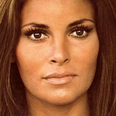 Raquel Welch Young, Rachel Welch, Brown Eyed Girls, Italian Beauty, Raquel Welch, Celebrity Babies, Create Website, Hollywood Celebrities, Pretty Woman