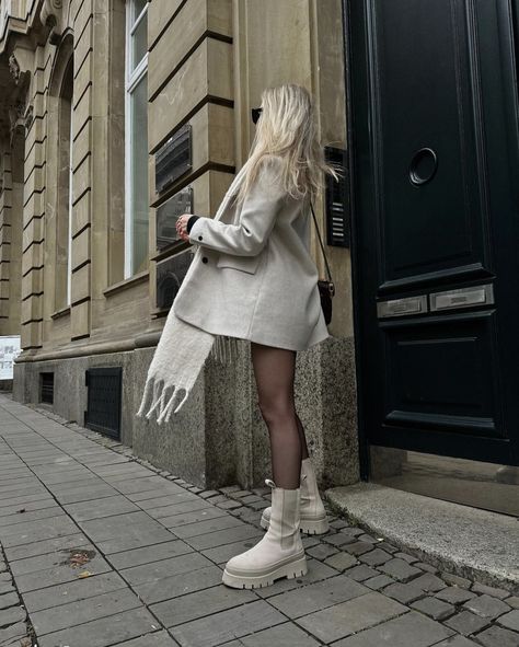 Colorfull Style, Beige Boots Outfit, Outfit Botas, Blazer Outfits Casual, Outfit Classy, Japan Street, Corporate Fashion, Stylish Fall Outfits, Winter Fashion Outfits Casual