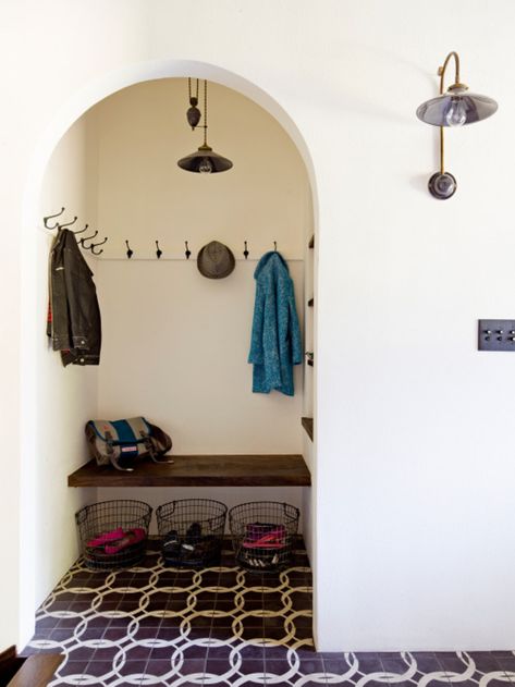 mudroom with arched doorway Mediterranean Closet, Geometric Tile Floor, Mediterranean Style Homes, Mudroom Design, Interior Minimalista, Mediterranean Design, Geometric Tiles, Laundry Mud Room, White Brick