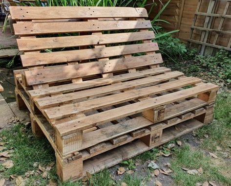 How to make a pallet sofa for your garden with minimal tools! Pallet Garden Furniture Diy, Garden Furniture From Pallets, Pallets Garden Furniture, Pallet Furniture Garden, Pallet Sofa Diy, Palette Garden Furniture Diy, Diy Garden Furniture Pallet, Garden Furniture Pallets, Pallet Garden Furniture Diy How To Build