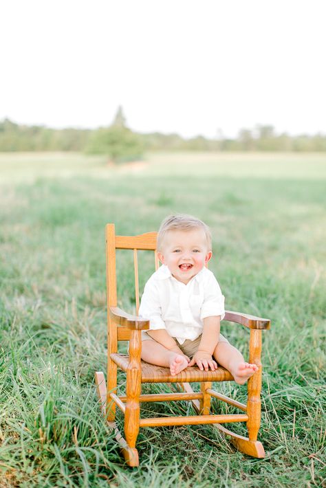 1 Year Photos Outdoors, 1st Birthday Field Pictures, I Year Old Photo Shoot, Diy One Year Photo Shoot, One Year Old Milestone Photo, 1 Year Pics, Outside 1st Birthday Pictures, 1 Year Birthday Photoshoot With Parents, Boys One Year Photo Shoot