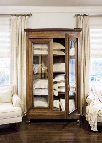 . Quilt Cabinet, Armoire Design, House Closet, Cabinets Design, Bedroom Traditional, Linen Cupboard, Bedroom Armoire, Casa Vintage, Linen Cabinet