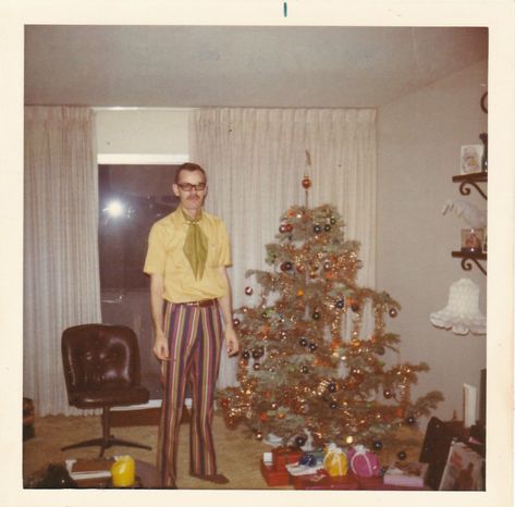 Christmas 70s Aesthetic, Christmas Vintage Photography, Vintage Christmas Photography, Goofy Christmas Pictures, 1950s Holiday Party, Retro Family Christmas Photos, 1970s Christmas Tree, Old Christmas Pictures, 1960s Christmas Party