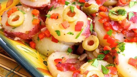 This Spanish-style potato salad includes potatoes, red bell pepper, and olives tossed in an olive oil-based dressing that goes well with many main dishes. Spanish Potato Salad, Summer Potluck Dishes, Spanish Potatoes, Potato Salad Recipes, Summer Potluck, Delivery Food, Potato Salads, Picnic Recipes, Best Pasta Salad