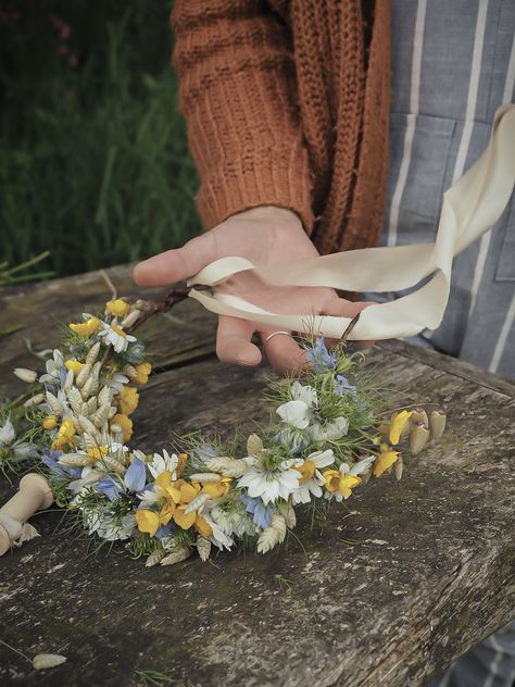 Whimsical Flower Crown, Ren Fair Flower Crown, Diy Flower Crown Real Flowers, Woolverton Inn, Flower Crown Tutorial, Wildflower Crown, Diy Floral Crown, Daisy Flower Crown, Wedding Flower Crown