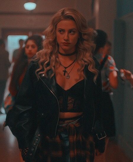 Betty Cooper, Riverdale, A Woman, Books Wattpad, Walking, Leather Jacket, Wattpad, Blonde, Books