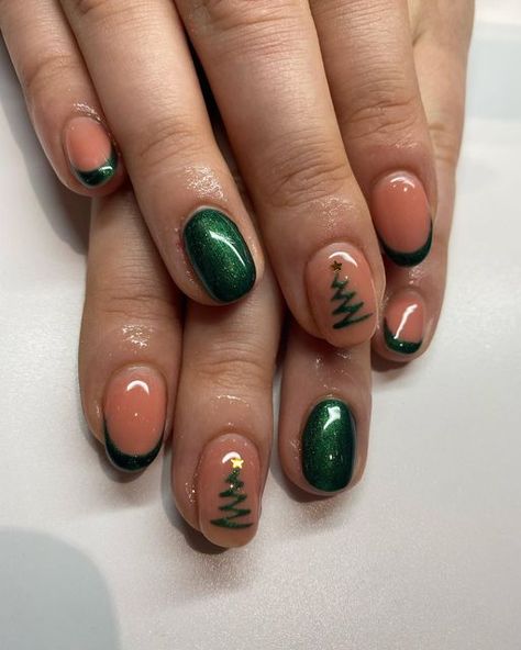 Zig Zag Christmas Tree Nails, Nail Christmas Tree Design, Christmas Nails Short Natural, Simple Christmas Tree Nail Art, Christmas Tree Nails Short, Christmas Tree Nails 2023, Easy Christmas Tree Nail Art, Simple Red And Green Christmas Nails, Christmas Nails Ornaments