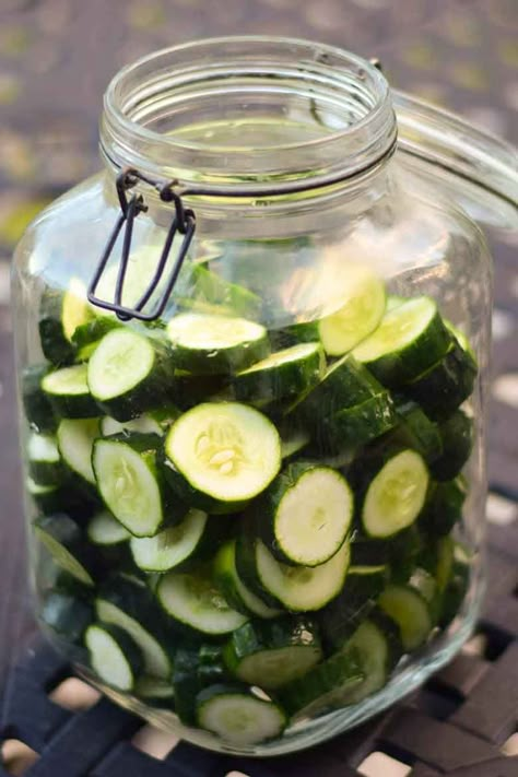 sliced pickles in crock before pouring boiling water over them Cucumber Dishes, Cucumber Spread, Cucumber Vinegar, How To Make Crisps, Sweet Pickles Recipe, Pepper Vinegar, Flavored Vinegars, Infused Vinegars, Vinegar Cucumbers