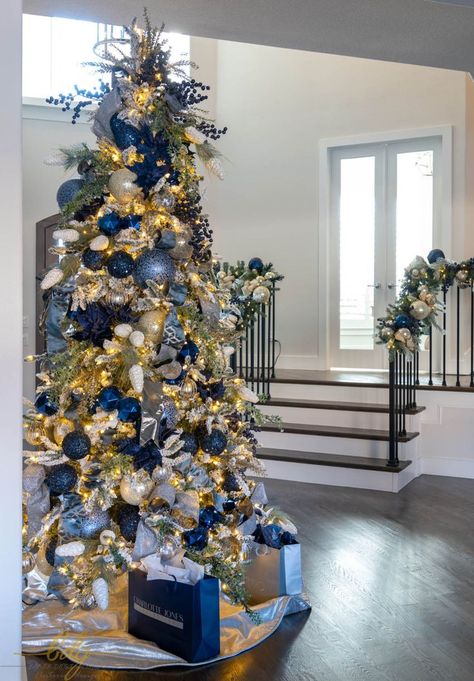 Blue Christmas Tree Decorations, Blue Christmas Decor, Christmas Tree Decorating Themes, Elegant Christmas Trees, Blue Christmas Tree, Gold Christmas Decorations, Christmas Themes Decorations, Fun Christmas Decorations, Christmas Tree Inspiration