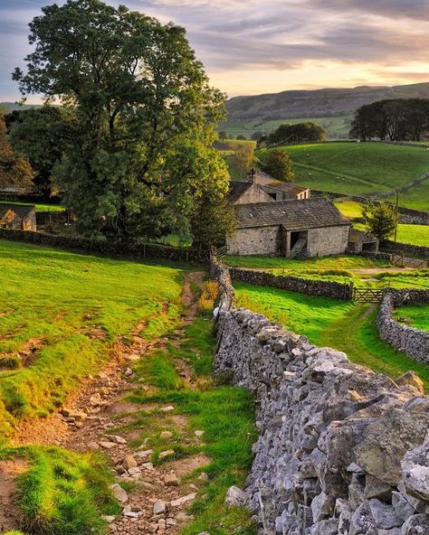 We LOVE England🇬🇧🏴󠁧󠁢󠁥󠁮󠁧󠁿 on Instagram: “The beautiful Yorkshire Dales🌿Love this photo by Jason Connolly Photography ~ find him and more of his stunning photography on Facebook…” Uk Landscapes, Yorkshire Dales National Park, England Aesthetic, Oxford England, Skye Scotland, Dry Stone Wall, Countryside Landscape, Outdoors Tattoo, Cornwall England