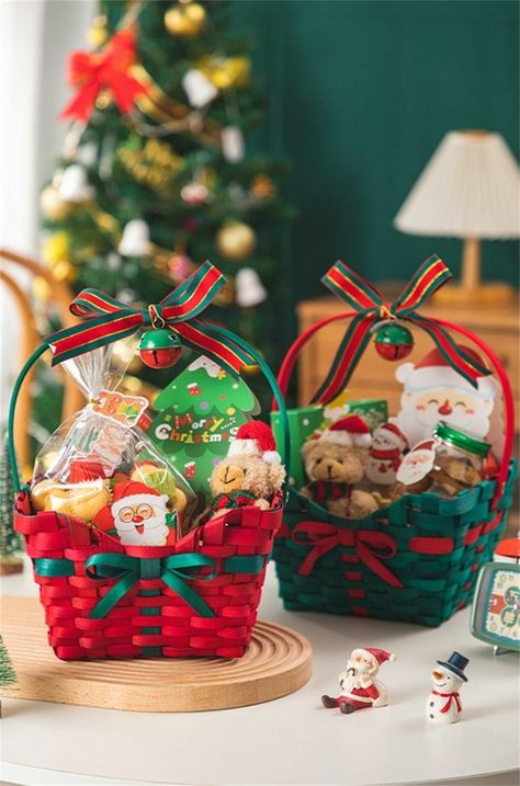 Christmas Dessert Basket, Mini Christmas Gift Baskets, Christmas Treat Baskets, Hampers Christmas Ideas, Kids Christmas Gift Baskets, Christmas Hampers Ideas, Christmas Baskets For Kids, Christmas Gift Hampers Ideas, Xmas Gift Basket Ideas