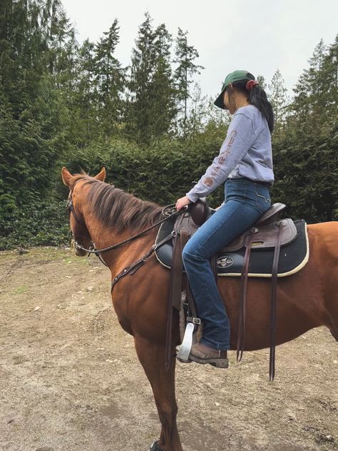 Horse Riding Outfit Casual Summer, Canada Ranch Aesthetic, Western Riding Outfit, Horseback Riding Outfit Western, Summer Horseback Riding Outfit, Horseback Riding Outfit Casual, Horse Riding Outfit Western, Horse Riding Outfit Casual, Horseback Riding Outfit