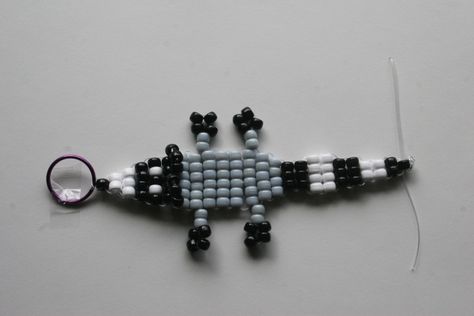 Seed Bead Animals Patterns Easy, How To Make Bead Animals, Easy Seed Bead Projects, Pony Bead Raccoon, Possum Bead Pattern, Rat Bead Pattern, Raccoon Pony Bead Pattern, Skunk Bead Pattern, Raccoon Bead Pattern