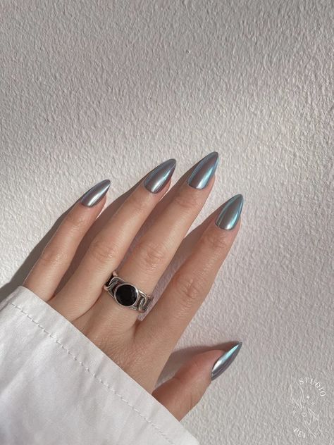 30 Gorgeous Grey Winter Nails To Rock | Le Chic Street Gray Nails Short, Black Nail Short, Gray Chrome Nails, Grey Glitter Nails, Grey Nails Ideas, Grey Winter Nails, Ombre Nails Tutorial, Nails 23, White Chrome Nails