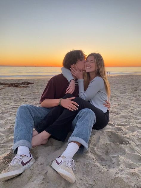 Couple Poses Reference Instagram, Couple Insta Photo Ideas, Cute Poses For Couple, Couple Aestethic Photos, Instagram Poses Couple, Couples In The Summer, Couples Insta Poses, Self Timer Beach Pictures With Boyfriend, Cute Photo Ideas For Couples