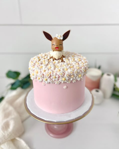 🌸Eevee Cake🌸 Aww…look at that cutie Eevee. That’s how I look when I’m out in nature too. 🌸🌼😊 This is a 6” two layer vanilla cake filled… | Instagram Pokemon Cake Ideas, Pokemon Birthday Party Ideas, Pokemon Cupcakes, Make Macarons, Pokemon Birthday Cake, Pikachu Cake, American Buttercream, Out In Nature, Pokemon Cake