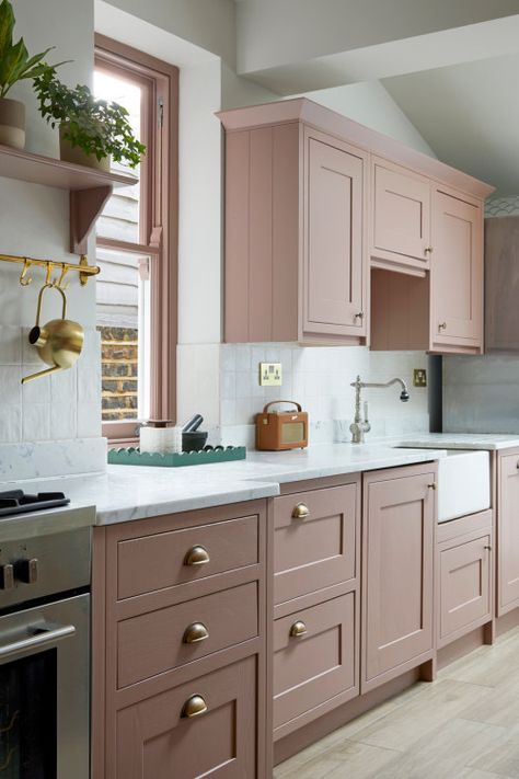 Pastel Kitchen Ideas, Pink Kitchen Cabinets, Pink Kitchen Appliances, Pink Kitchen Ideas, Pastel Interiors, Pink Kitchens, Pink Cabinets, Dark Green Kitchen, Pastel Kitchen