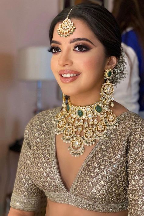 Indian Makeup Inspiration, Maroon Bridal Lehenga Makeup, Engagement Make Up Looks Indian, Make Up For Wedding Bride, Bridal Jewelry For Red Lehenga, Jewelry Design Bridal, Jewellery With Red Bridal Lehenga, Simple Indian Bride Makeup Natural, Red Lehenga Bride Jewellery