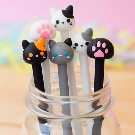 Pencil Toppers Clay, Polymer Clay Pencil Toppers, Clay Activity, Polymer Clay Pens, Clay Pen, Cat Cake Topper, Clay Crafts For Kids, Friendship Bracelet Patterns Easy, Pen Craft