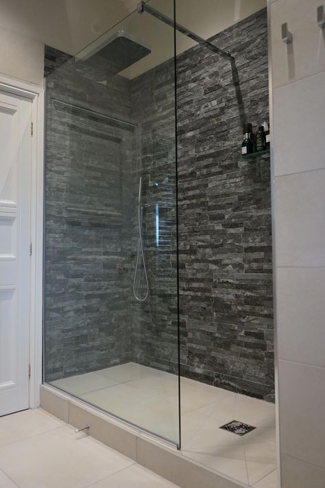 Slate Bathroom Floor, Wet Room Bathroom, Wet Room Flooring, Ensuite Shower Room, Walk In Shower Designs, Shower Floor Tile, Wet Room, Diy Shower, Bathroom Shower Tile