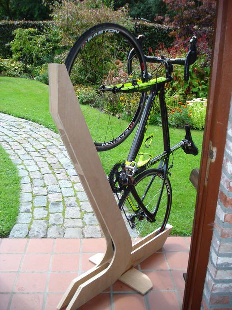 Vertical bike mount Expensive Bicycle, Wood Bike Rack, Rack Velo, Indoor Bike Rack, Diy Bike Rack, Bike Storage Garage, Bike Storage Solutions, Wood Bike, Bike Storage Rack