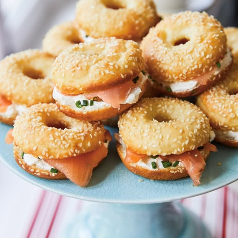 Minibagels au saumon fumé | Ricardo Mini Bagels With Smoked Salmon, Mini Bagels Appetizers, Smoked Salmon Mini Bagel, Mini Bagels Breakfast, Bagels With Smoked Salmon, Mini Bagel Ideas, Smoked Salmon Sliders, Mini Bagel Recipes, Mini Bagels Recipe