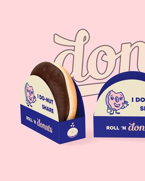 Roll 'n Donuts is a retro donut shop, all about that American diner vibe. They offer mouth watering donuts, and have all the flavors you can imagine. Donut Shop Branding, Donuts Shop Design, Donut Packaging Design, Cookie Dough Packaging, Donut Logo Design Ideas, Donut Shop Logo, Donut Logo Design, Donut Branding, Donuts Packaging