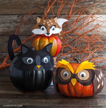 31 Creative Ways to Decorate a Pumpkin – About Family Crafts Pumpkins Decorated, No Carve Pumpkin Decorating, Pumpkin Decorating Contest, Pumpkin Decorating Ideas, Pumpkin Contest, Pumpkin Mask, Felt Pumpkins, Fun Pumpkins, Halloween 2016