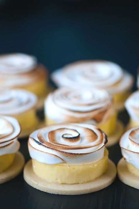 Lemon Meringue Tarts Lemon Meringue Tarts, Meringue Tart, Kue Macaroon, Lemon Meringue Tart, Patisserie Fine, Dessert Mini, Lemon Meringue Pie, Pudding Desserts, Meringue Pie