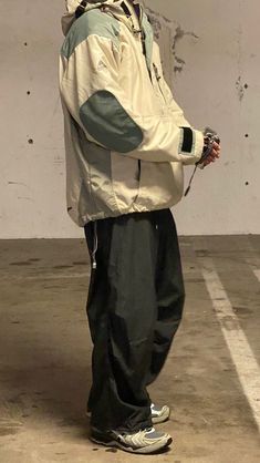 Parachute Jacket Outfit, Fashion Outfits Cute, Parachute Jacket, Mens Outfit Inspiration, Jacket Outfit, 2022 Fashion, Other Outfits, Outfits Fashion, Jacket Outfits