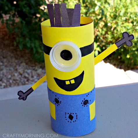 Learn how to make a minion toilet paper roll craft from the movie despicable me. Easy and cheap recycled art project. Minion Craft, Toilet Paper Roll Craft, Tube Art, Toilet Paper Roll Art, Crafty Morning, Roll Craft, Toilet Roll Craft, Rolled Paper Art, Toilet Paper Crafts