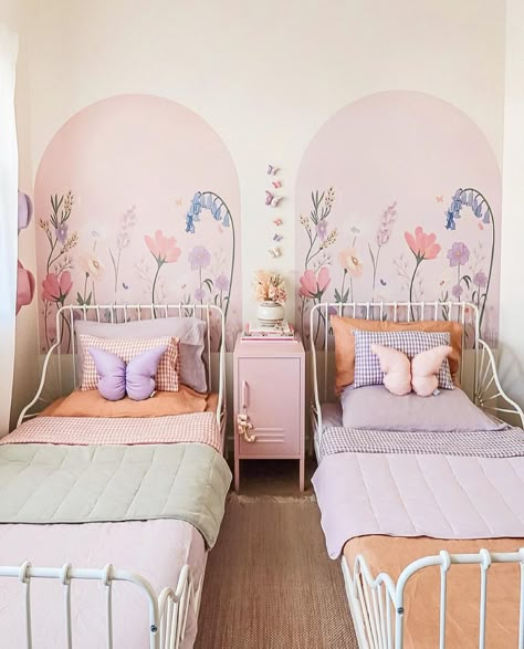 Teen And Toddler Shared Room, Small Room For 2 Sisters, 2 Girls Room, Girls Shared Bedroom Ideas, Small Bedroom Ideas For 2 Sisters, Toddler Room Girl, Toddler Girls Bedroom, Sisters Bedroom Ideas, Toddler Girls Room