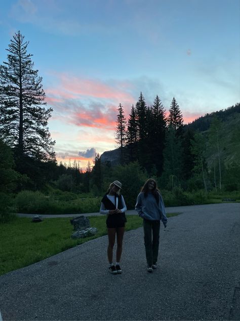 Camping With Bestie, Best Friend Camping, Preppy Camping, Camping With Best Friend, Girls Camping Trip Aesthetic, Camp Photo Ideas, Friends Camping, Camping Trip With Friends, Camp Pictures