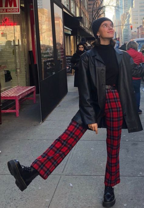 ♡: @𝖙𝖆𝖍𝖑𝖎𝖆𝖇𝖑𝖚𝖊 Doc Martens Outfit, Goth Outfit, Looks Black, Mode Inspo, Plaid Pants, 가을 패션, Komplette Outfits, Doc Martens, Mode Vintage