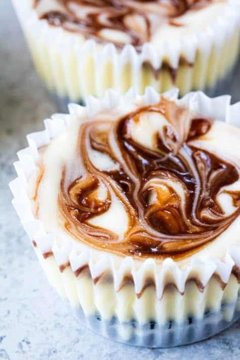 Fudge Swirled Oreo Bottom Cheesecake Cupcakes are a delicious twist on your standard cupcake. It's a fudge swirled mini cheesecake that sits on top of an Oreo cookie. What's not to love? Nutella Cheesecake Bars, Cheesecake Mix, Homemade Hot Fudge, Cheesecake Cupcakes, Oreo Cheesecake, Cheesecake Desserts, Fudge Sauce, Mini Cheesecakes, Hot Fudge