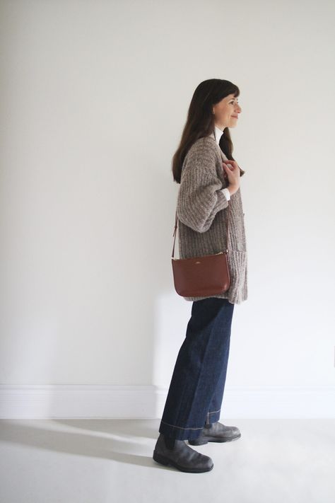 Style Bee - 1 Formula - 4 Ways - STYLING BLUNDSTONES Blundstone 1351 Outfit, Wide Leg Jeans Blundstones, Cute Outfits Petite Women, Style Bee Outfits, How To Style Blundstone Boots Women, Northern California Outfits, Blundstone Women Outfit Work, Blundstone Women Outfit Jeans, Styling Blundstones