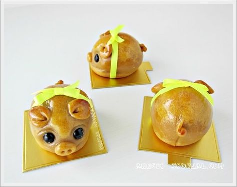 Handmade Piggy Mooncakes 制作小猪月饼 - Anncoo Journal Mooncake Design, Whimsical Cookies, Asian Pastry, Mooncake Recipe, Cake Festival, Mooncake Festival, Egg Yellow, Moon Cakes, Springerle Cookies