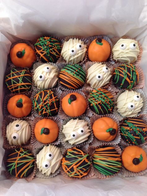 Cake balls. Would be cute with Donut Holes as well. How To Make Halloween Cake Pops, Cake Pops Designs Halloween, Cake Balls Halloween, Halloween Cakepops Ideas, Halloween Cake Balls, Halloween Cakepops, Fall Cake Pops, Pasteles Halloween, Postres Halloween