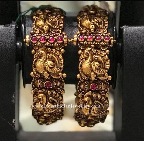 Gold Bangle Designs, Antique Gold Bangle, Gold Jewellery Collection, Temple Jewellery Earrings, Gold Bangles Indian, Gold Temple Jewellery, Antique Necklaces Design, Antique Gold Jewelry Indian, Gold Necklace Indian Bridal Jewelry