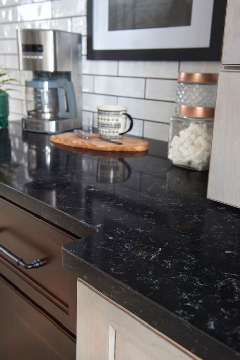 Black Quartz Countertops: 9 Stunning Design Ideas for Your Home - HanStone Quartz Black Quartz Countertop, Kitchen Remodel Dark Cabinets, Old Kitchen Remodel, Black Quartz Countertops, Oak Kitchen Remodel, Hanstone Quartz, Kitchen Remodel Plans, Kitchen Remodel Pictures, Kitchen Beautiful