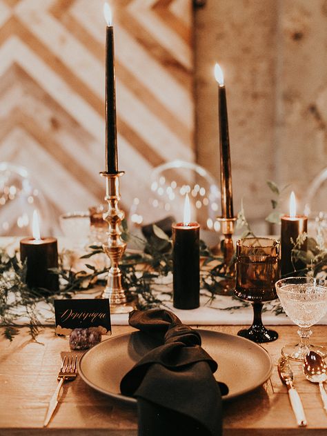 moody and modern wedding tablescapes - https://ruffledblog.com/intimate-modern-romantic-wedding-celebration-the-reception Halloween Wedding Centerpieces, Loft Wedding, Dark Wedding, Moody Wedding, Elegant Dinner, Fall Wedding Colors, Black Candles, Wedding Table Settings, Wedding Tablescapes