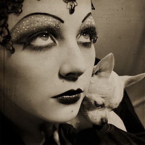 . Flapper Makeup, Vamp Makeup, 20s Makeup, Maquillage Goth, 1920s Makeup, Make Carnaval, Drag Make-up, Silent Film Stars, Flapper Girl