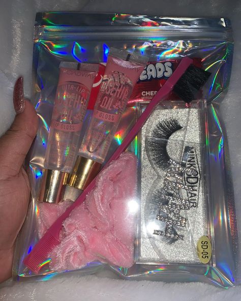 Small Business Lip Gloss Bundles, Lash Bundle Packaging Ideas, Lash Bundle Ideas, Lipgloss Ideas, Diy Gifts To Sell, Lip Gloss Homemade, Lip Gloss Cosmetics, Lip Balm Collection, Diy Lip Gloss