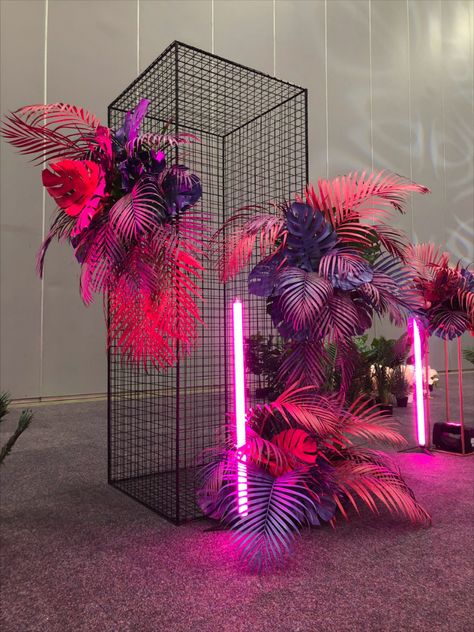 Photowall Ideas, Neon Jungle, Neon Party, Decoration Originale, Deco Floral, Stage Design, Booth Design, Pink And Purple, Ikebana