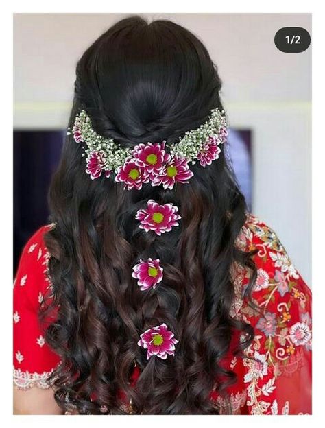 Hairstyles With Gypsum Flowers, Godbharai Dress, Open Hairstyles Indian Wedding, Hairstyle Bridesmaid, Flower Jewellery For Mehndi, Pearl Hair Piece, Flower Jewelry Designs, Open Hair, Formal Hairstyles For Long Hair